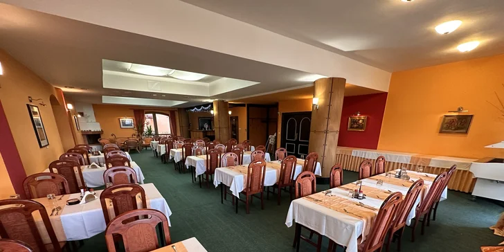 V restauraci si pochutnáte na snídaních i večeřích.