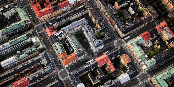  V plánu je návštěva starého města včetně Královského paláce, parlamentu a budovy moderní radnice, v níž se každý rok pořádá banket na počest udílení Nobelovy ceny.