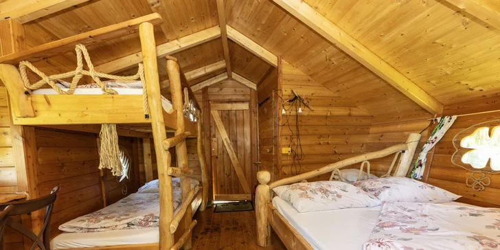 V domečku je manželská postel a palanda.
