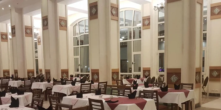 Těšte se na snídaně, obědy, večeře, občerstvení a nápoje po celý den. 