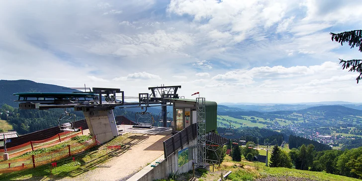 Chata je přímo v Krkonošském národním parku, takže ji ze všech stran obklopuje nádherná příroda protkaná řadou turistických cest. 