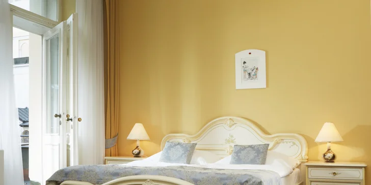 Na pokoji nechybí LCD televize ani pracovní stůl.