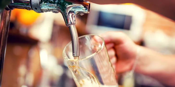Nechte číšníka, ať vám načepuje řádně vychlazené pivo s pořádnou čepicí.
