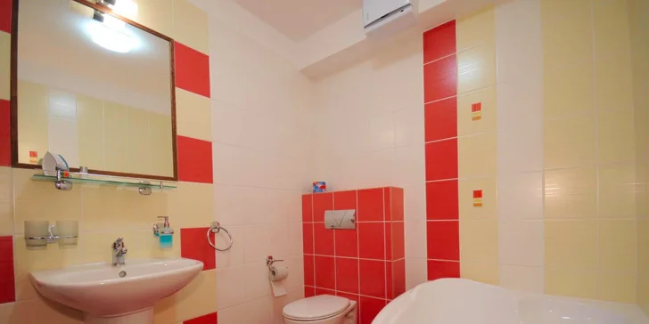Všechny pokoje mají vlastní koupelnu, WC, LCD televizor, Wi-Fi a rádio.