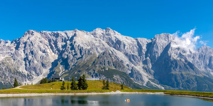 Tento štýlový úkryt pod masívom Hochkönig vás nadchne nielen svojou architektúrou z prírodných materiálov, ale predovšetkým bezkonkurenčnou polohou!