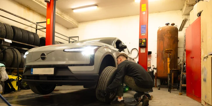 Mechanici sa pozrú aj na podvozok, aby včas odhalili prípadné vôle či poškodenia dôležitých komponentov.