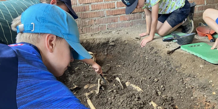 Veškerý program probíhá v areálu historického statku a navazujících pozemků s nezapomenutelným výhledem na horu Říp. 