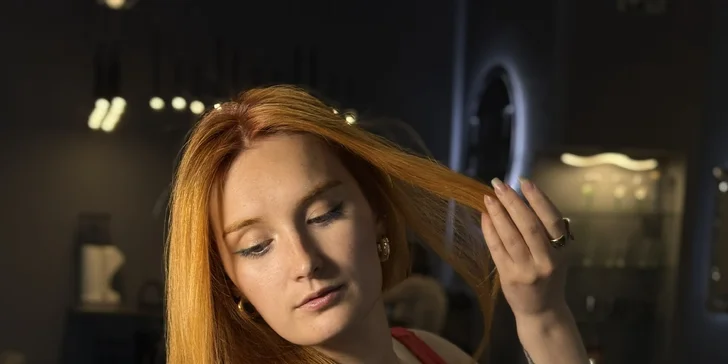 Péče zahrnuje vždy mytí vlasů, jemnou masáž hlavy, foukanou a závěrečný styling.