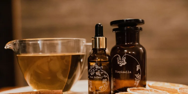 Odpočinek v srdci Jizerských hor obsahuje kromě wellness také italské víno, výběr sýrů a uzenin a měděnou mísu s minerálními kameny pro reflexní lázeň nohou. 