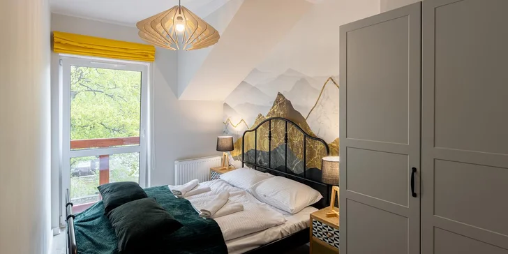 Dále je tu oddělená ložnice s manželskou postelí a jistě vás také potěší balkon.