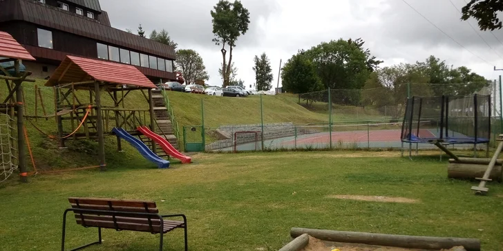 Sportovat můžete na hotelovém hřišti.
