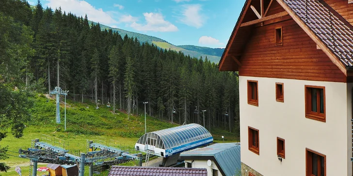 O vynikajúcej polohe na túry a cyklovýlety svedčí aj zjazdovka lyžiarskeho strediska Jasná, tá sa nachádza hneď pri apartmánoch