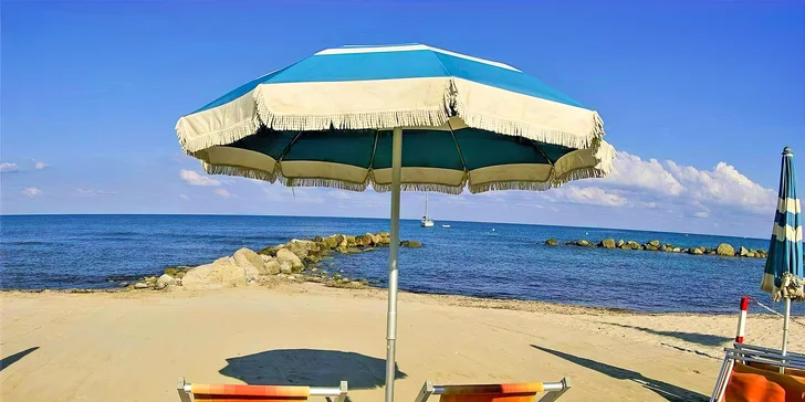  Proslulé pláže oblasti Capo Vaticano, v čele s ikonickou Grotticelle, nabízejí bílý písek a vodu tak průzračnou, že připomíná exotický Karibik.