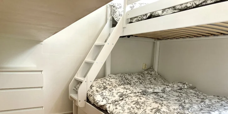 K dispozici je manželská postel, palanda a dvě rozkládací pohovky. 