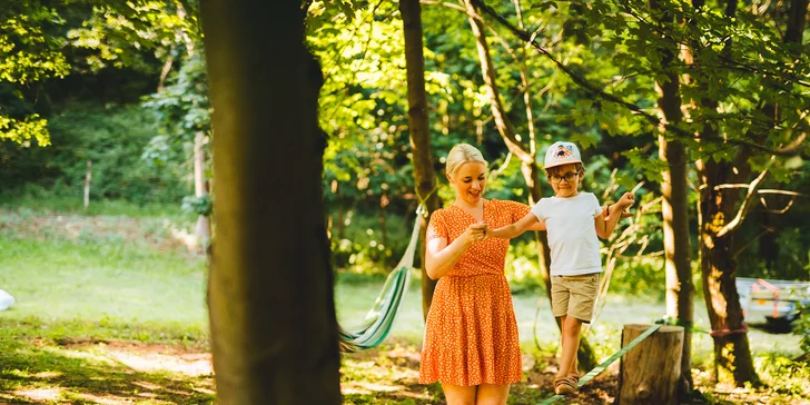Můžete vyzkoušet svou rovnováhu na slackline.