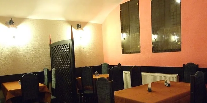 K masu dostanete americké brambory, grilovanou zeleninu i dvě omáčky.