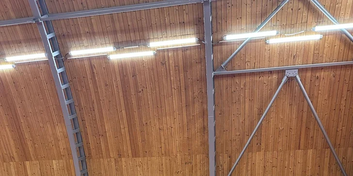 Trénink se koná ve sportovním areálu Hamr v Braníku. 