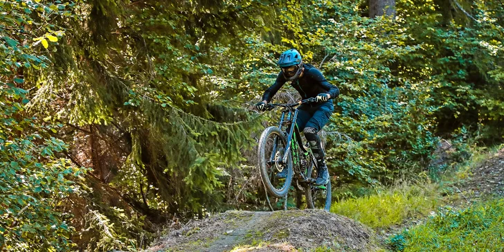4 alebo 6 hodín vzrušujúcej jazdy na 7 vytunených cyklistických tratiach v BIKE PARKU JASENSKÁ s využitím sedačkovej lanovky