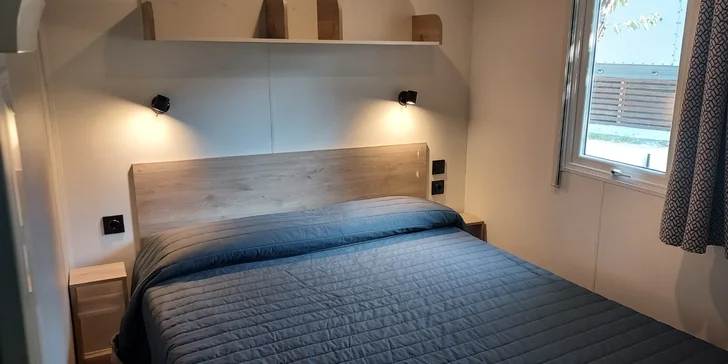 V mobilnom domčeku sa nachádza 1 alebo 2 spálne, obývacia časť s kuchynským kútom, kúpeľňa s toaletou aj televízia.
