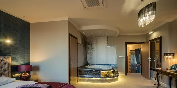 Apartmán nabízí vířivku přímo na pokoji. Ubytovaní v něm budete v rámci romantického balíčku.