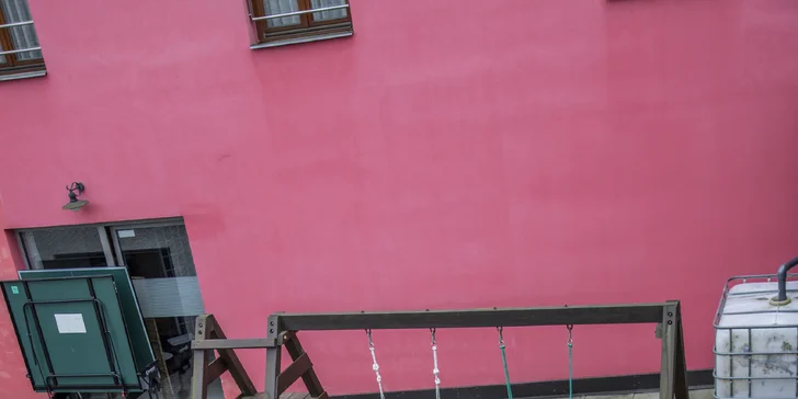 Stejně jako malé venkovní hřiště.