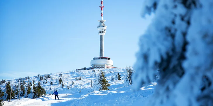 Ubytujte se přímo ve ski areálu: Jeseníky se skipasem, polopenzí a wellness