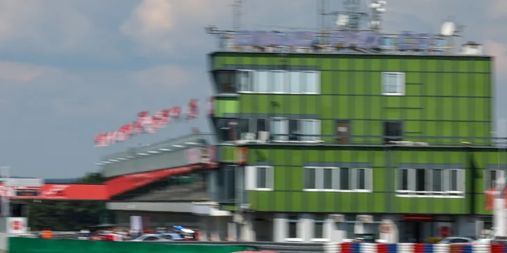 Jedině na něm totiž naplno otestujete výkon 500 koní a zrychlení z 0 na 100 km/hod. za 3,3 vteřiny.