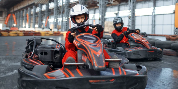 2 jízdy v motokáře na jediné 3D dráze v ČR, nápoj a kukla v ceně