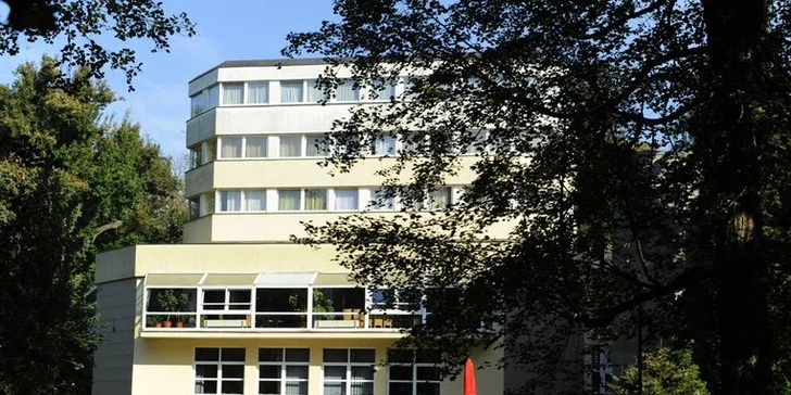 Parkhotel Sokolov stojí uprostřed zámeckého parku. 
