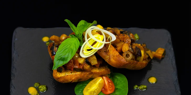 Chuťové bunky vám naštartuje Caponata Schiacciata (sicílsky zeleninový koláč)