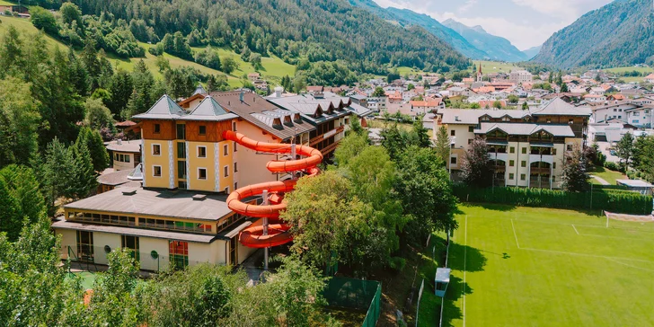 K hotelu patří vodní svět s tobogánem.