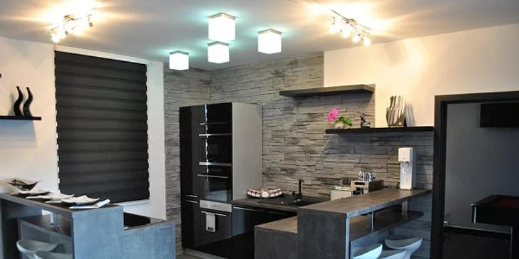 Jeden z apartmánů má i vybavenou moderní kuchyni.