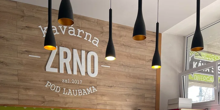 Z káv budete mít na výběr espresso, lungo, americano nebo cappuccino, dát si ale můžete i čaj.