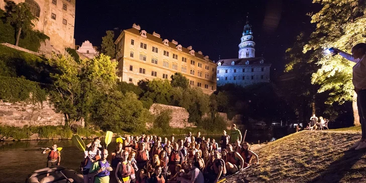 Tma jako v pytli, nasvícené krumlovské památky a úchvatná atmosféra nočního Krumlova – to na vás čeká při nočním raftingu.