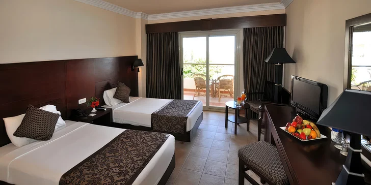 Ubytujete se v 4* hotelu Royal Brayka Beach Resort. 