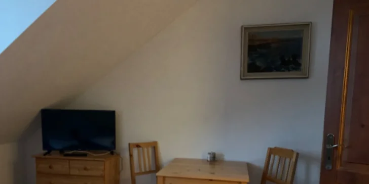 Pokoje i apartmány mají TV a malý kuchyňský kout.
