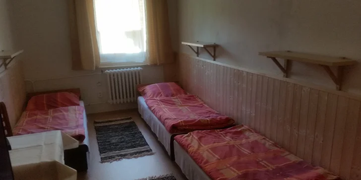 Ubytování je jednoduché pro nenáročné turisty, veškeré služby se poskytují v hlavní budově.