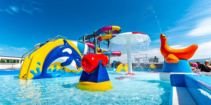 V areáli je aquapark so šmykľavkami a toboganmi.