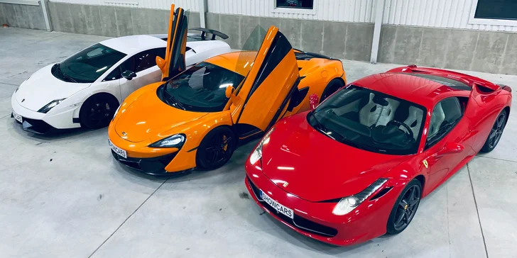 Jízda ve dvou supersportech, ve dne či po setmění: Porsche, Subaru, Mustang, Lamborghini i Ferrari