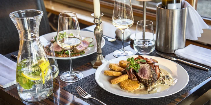 Zajištěnou máte plnou penzi. I stolování je zážitek – část restaurace má nádherný výhled na náměstí.