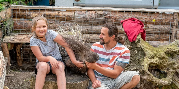 V zoo na vás čeká např. lev, levhart, puma, cca 250 hadů, želvy, krokodýly, ještěři, pštros, lišky, kozy, ovce, prasata, dikobraz, nosál, klokani a opičky. 