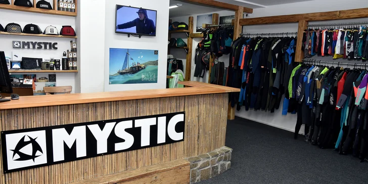 Půjčovnu najdete hned vedle Beach baru Hříbek - jistě vás potěší i zázemí, kde si můžete nechat věci, po sportování pak můžete posedět v příjemné atmosféře koupaliště.