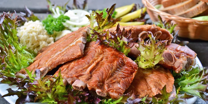 1 kg vařených vepřových uzených žeber s pečivem a oblohou