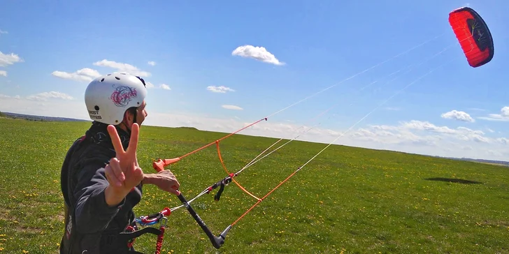 Základní či celodenní kite kurz v Praze: teoretická i praktická část