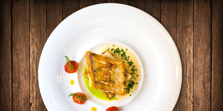 Candát, gratinované brambory, omáčka beurre blanc, bylinkový olej