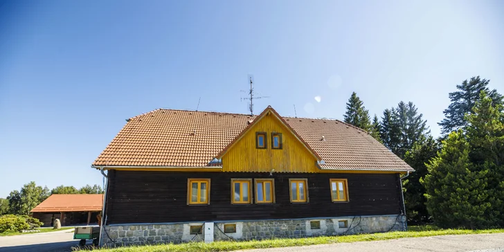 Ubytováni budete v chatě zhruba 50 metrů od hlavní budovy areálu Olšina. 