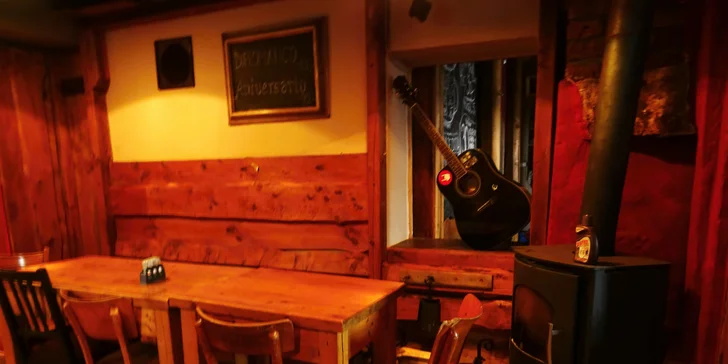 K vašim službám je kdykoli připraven jukebox, zahrát si můžete šipky. 