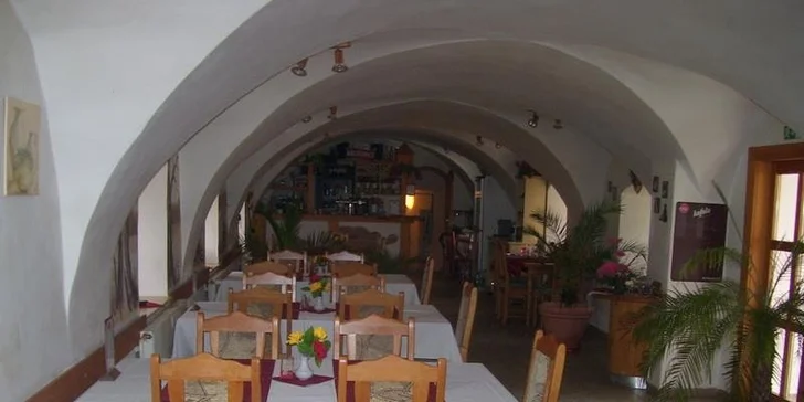 Posedíte v příjemném prostředí nedaleko Českého Krumlova.