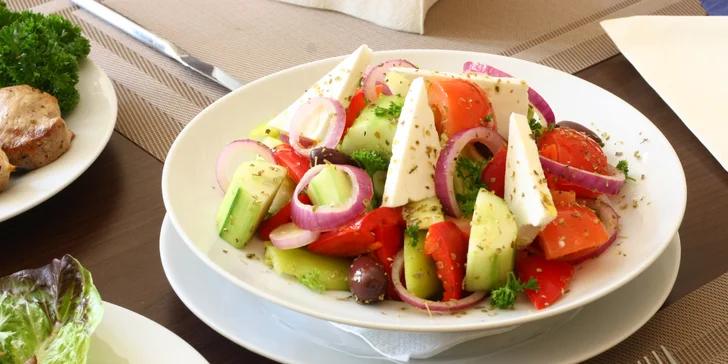 Ve svěžím menu si pochutnáte na kuřecím a vepřovém souvlaki, těšit se můžete také na gyros, tzatziki i řecký salát.