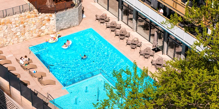 Od 30. 5. 2025 je pro hosty otevřen venkovní bazén, od července pak také aquapark. 
